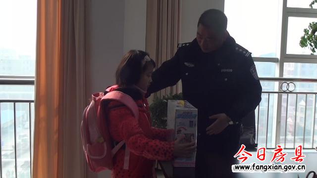 柯正洪局長送給媛媛書包和學習用品鼓勵她回家后好好上學讀書