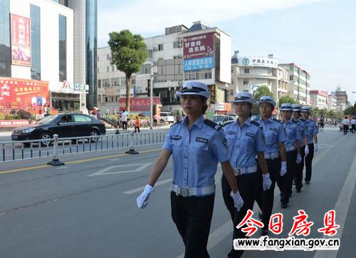 房縣女子交通協(xié)警正式上路執(zhí)勤