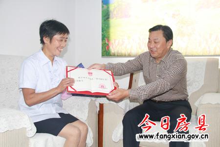 沈明云迎接載譽(yù)歸來的“最美鄉(xiāng)村教師” 伍昌云
