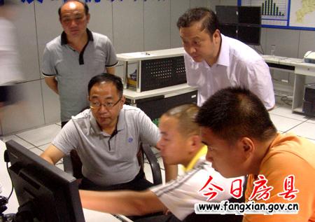 朱光洪雨夜赴氣象局指導(dǎo)防汛工作