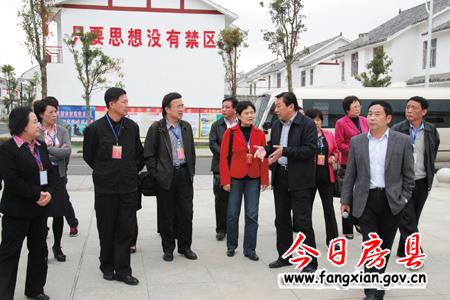 駐十堰市全國、省人大代表來我縣調(diào)研扶貧開發(fā)工作