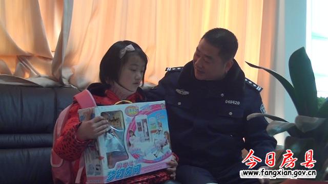 房縣公安局局長柯政洪關心地詢問媛媛在房縣的情況