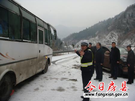房縣交警大隊冒雪幫助推被困車輛