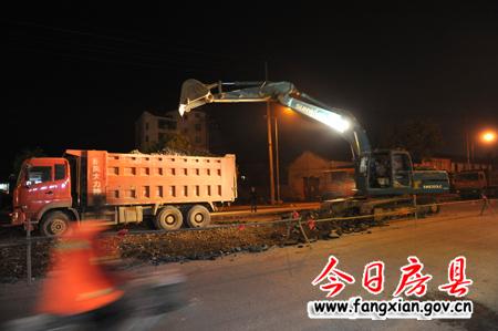 挑燈夜戰 強力推進房陵大道西延工程建設