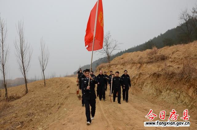 縣公安局干警赴駐點村挖塘堰