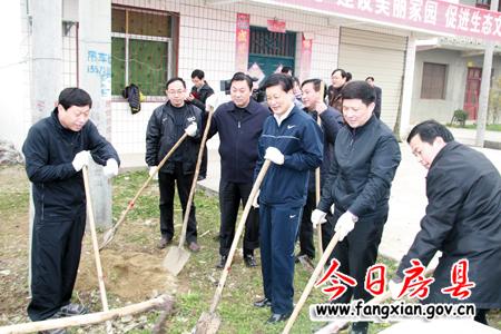 省發(fā)改委主任王建鳴來房調(diào)研并參加“三萬”活動