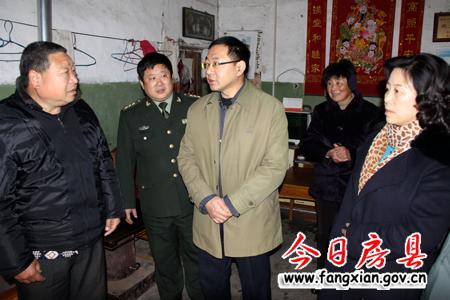 朱光洪看望慰問武警官兵公安干警一線職工和復員軍人