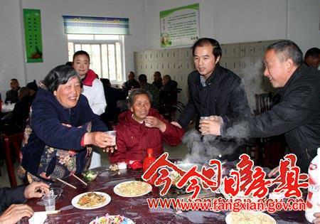 縣委書記柯大成與福利院老人、消防官兵同吃團年飯