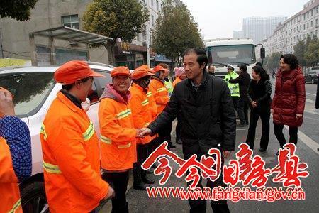 柯大成大年初一慰問堅守崗位職工