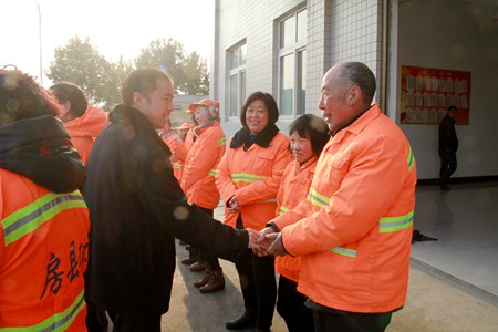 柯大成看望慰問環衛、供電一線職工和公安民警、武警官兵