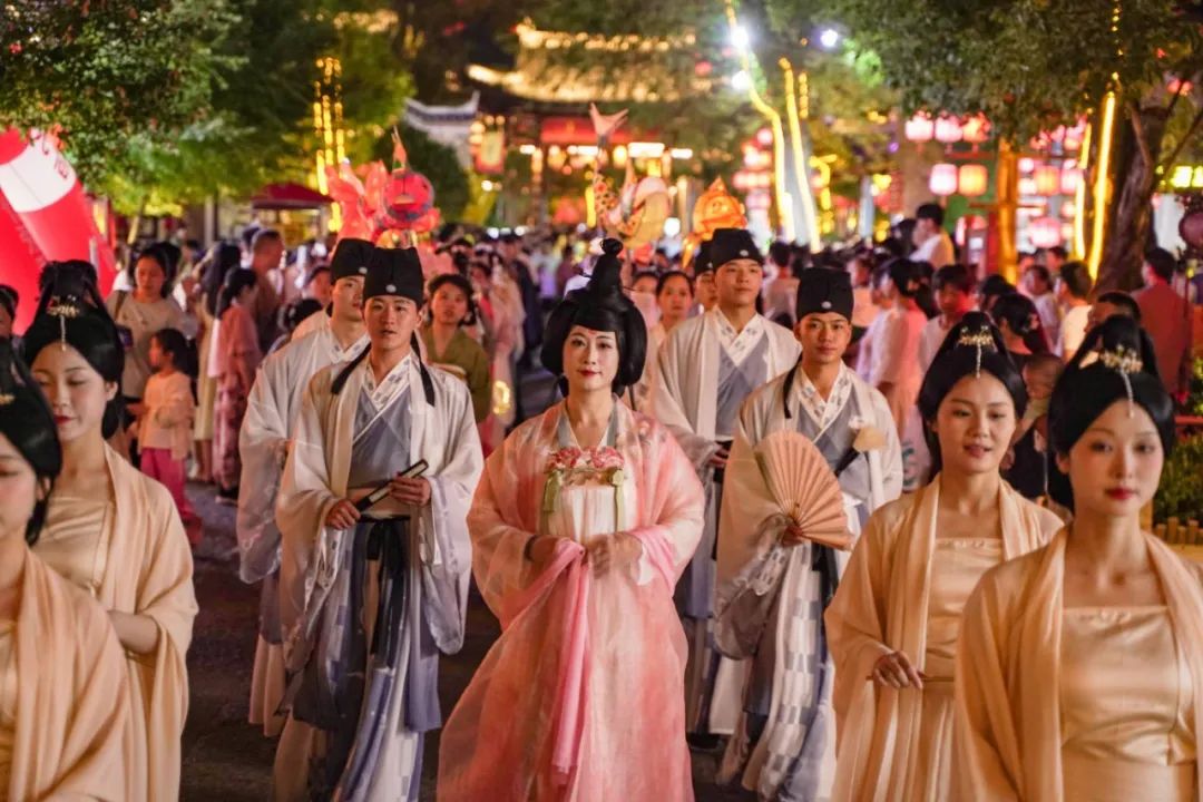 漢服游園 情滿房縣西關印象景區