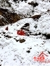 男子雪天登山探險跌落懸崖 消防緊急救援