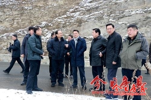 周鋒來房檢查十竹路建設(shè)情況