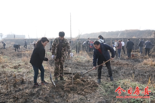 縣政協(xié)委員開展義務(wù)植樹活動(dòng)