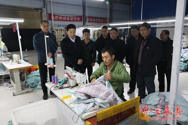 紀道清到紅塔鎮、軍店鎮等地調研扶貧車間建設運營情況