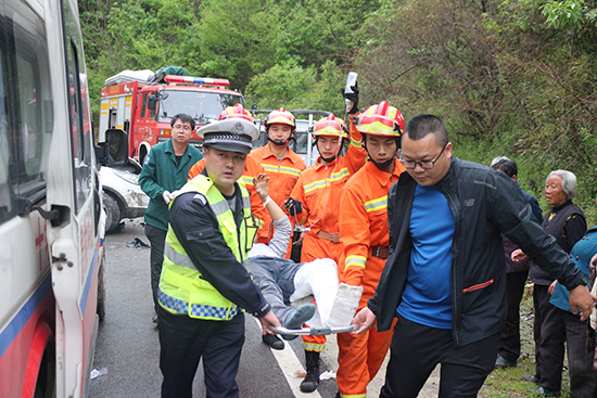 雨天路滑兩車相撞一人被困 十堰消防急救援