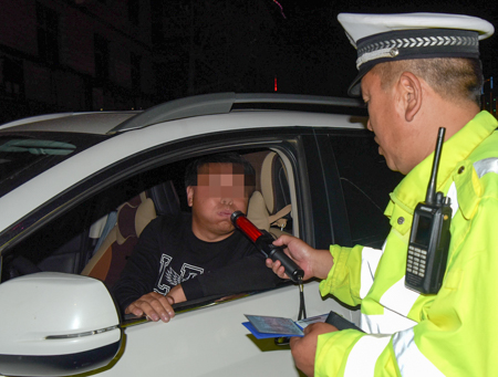 房縣公安“關城門”突擊夜查 打擊夏季突出違法犯罪