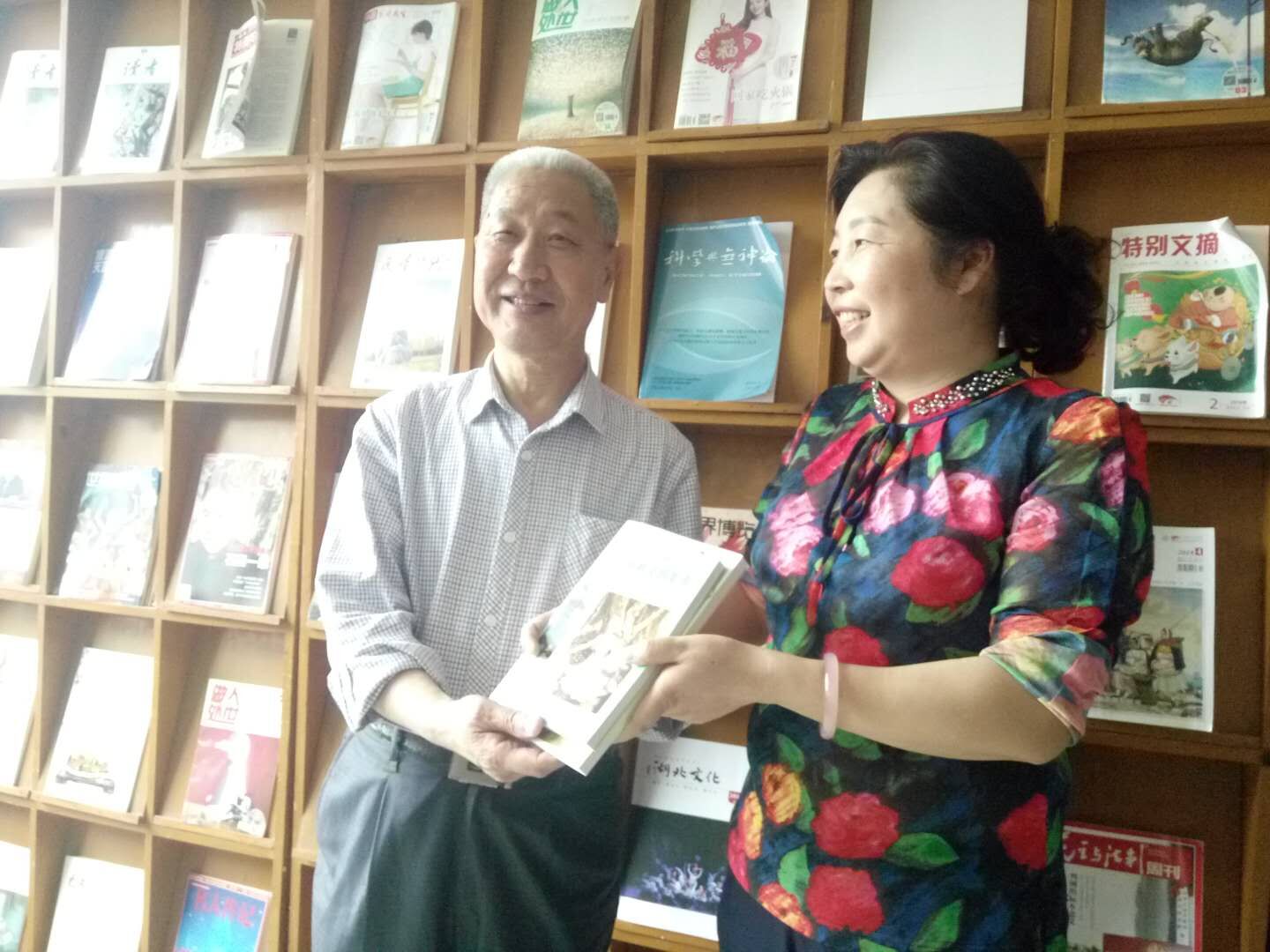 熊良銋先生向房縣圖書館捐贈(zèng)譯著