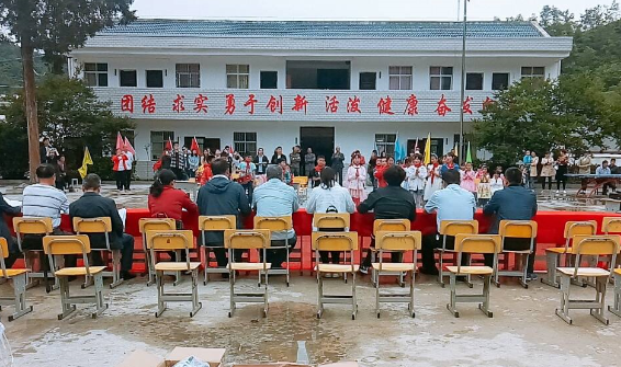 房縣誠(chéng)信汽配公司開展愛心助學(xué)活動(dòng)