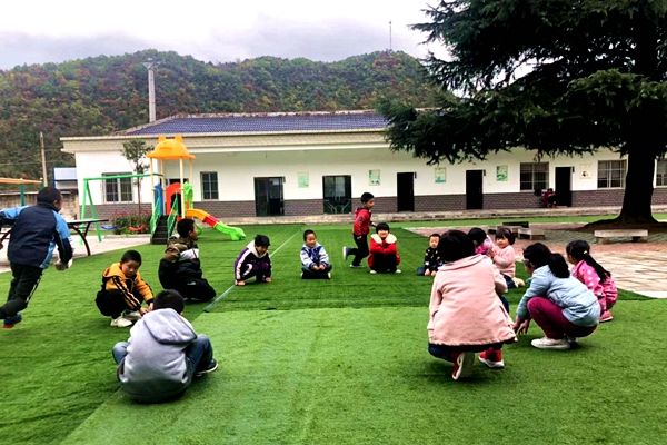 房縣野人谷鎮(zhèn)西蒿小學(xué)草坪正式投使用