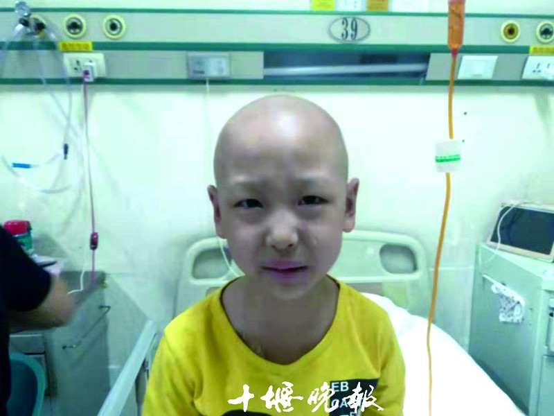 房縣6歲男孩患惡性腫瘤，兩次手術(shù)20次化療花光家中積蓄 “媽媽我不想回家，我的病還沒治好”