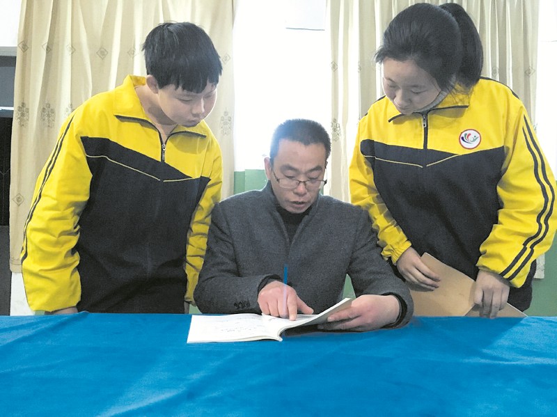 “草根校長”的教育情 ——記房縣姚坪中學(xué)校長楊曙輝