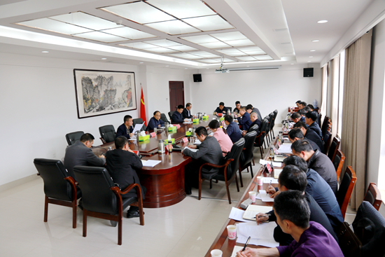 蔡賢忠在全縣農(nóng)業(yè)產(chǎn)業(yè)扶貧座談會(huì)上強(qiáng)調(diào) 整鄉(xiāng)整村推進(jìn)產(chǎn)業(yè)發(fā)展　把每個(gè)貧困戶聯(lián)結(jié)到產(chǎn)業(yè)上