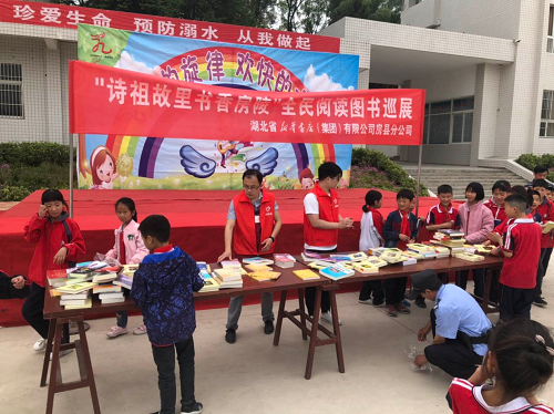 房縣新華書店開展圖書進(jìn)校園活動(dòng)助力新時(shí)代文明實(shí)踐工作