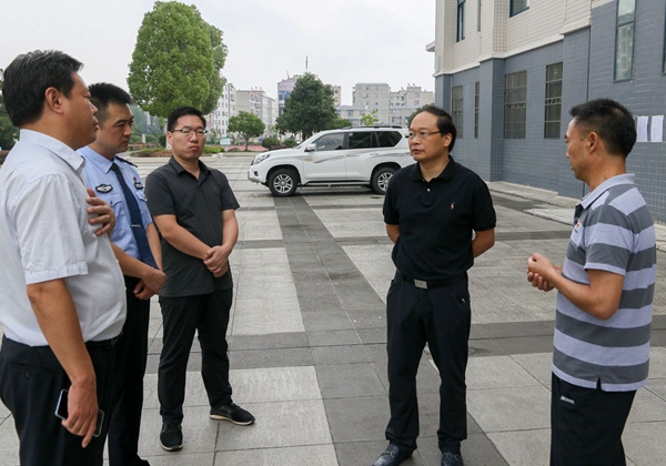 蔡賢忠檢查城區(qū)部分學(xué)校秋季開學(xué)工作