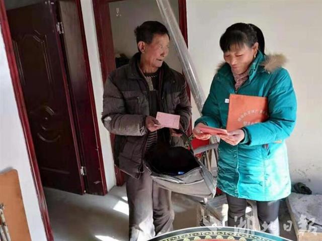湖北日報：記房縣公共檢驗檢測中心幫扶干部閔號平：把貧困戶當親人