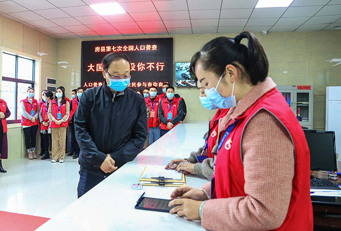 蔡賢忠紀道清接受第七次全國人口普查登記