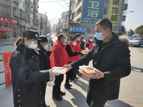 送上“愛心餐” 溫暖“戰士”心