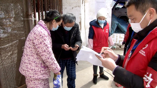城關鎮老城社區：網格員為居民貼心“代購”送物資