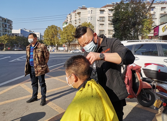 王久欣： 我為戰(zhàn)“疫”人員理發(fā)忙