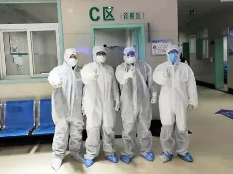 隔山，隔水，不隔愛！房縣我們?yōu)槟慵佑停? width=