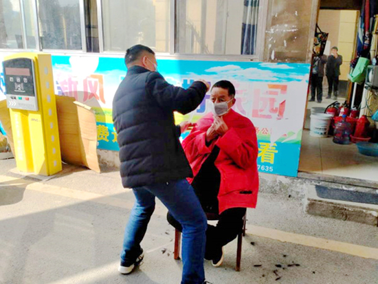 暖心志愿者進(jìn)社區(qū)免費(fèi)為居民理發(fā)