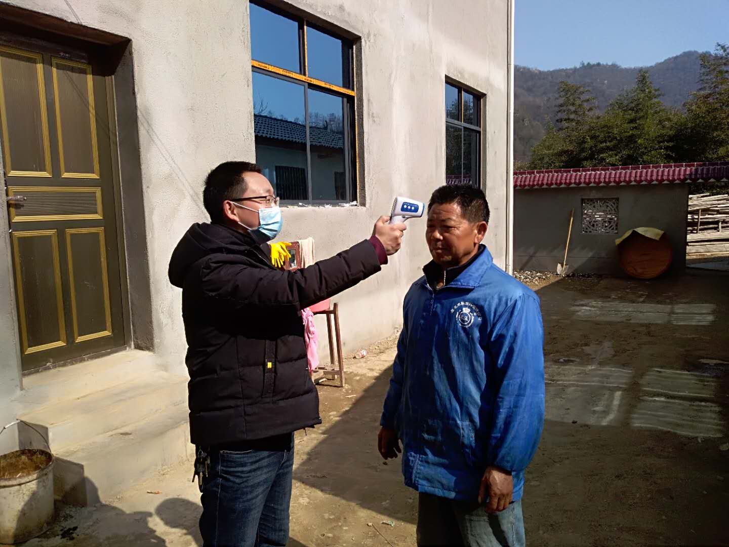 踐行入黨誓言，守護村民健康平安——記人社局抗疫先鋒鄭家旺