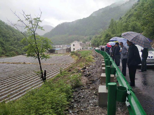上龕鄉組織開展精準扶貧和環境整治拉練活動