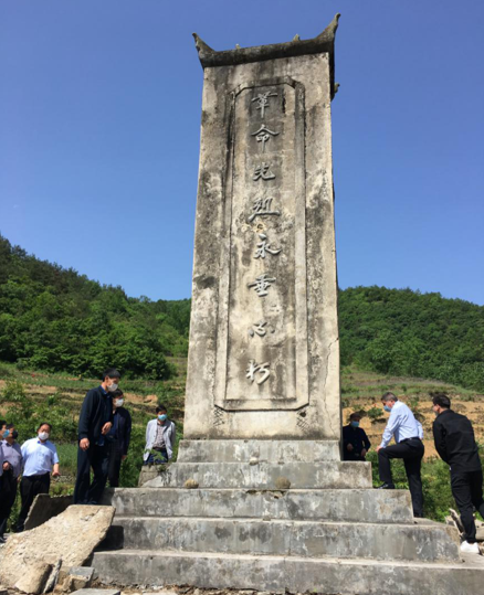萬峪河鄉(xiāng)謀劃老人坪烈士陵園修繕工作