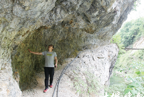房縣大山深處藏著一條掛壁公路 見證當地人的出行變遷
