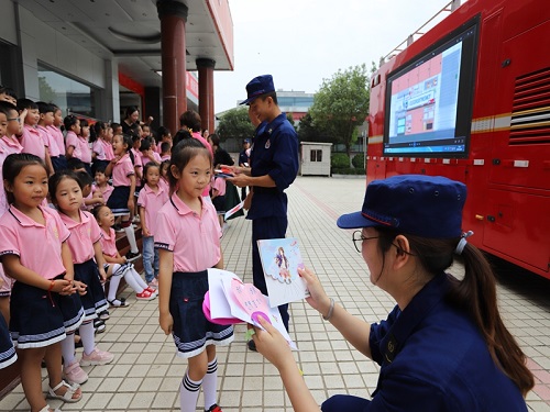 幼兒學(xué)子進(jìn)紅門 爭做小小“消防員”