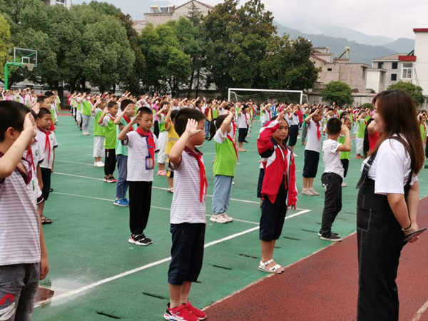 房縣青峰小學(xué)：一樣的節(jié)日 不一樣的精彩