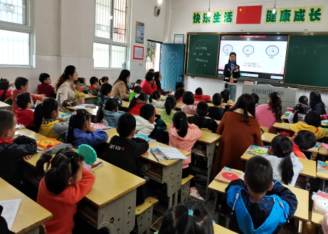 縣實驗小學：互聽互評促提高，博采眾師共成長