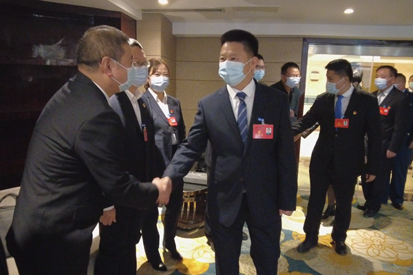 紀道清看望出席房縣十五次黨代會的黨代表