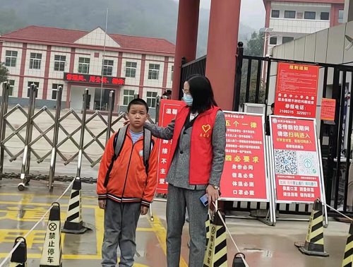 從此，羅順虎小朋友有媽媽了——房縣沙河鄉火光村劉志云關愛羅順虎事跡