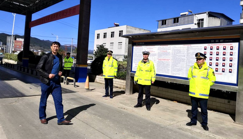 我縣嚴厲打擊載重車輛超載運輸砂石料行為