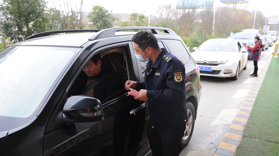 逐人檢測，逐車消毒！房縣24小時不間斷守好高速交通卡口