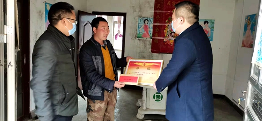 九道鄉：鑼鼓聲中把喜傳，扎實開展為立功受獎家庭送喜報活動