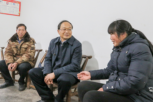 蔡賢忠看望慰問結(jié)對幫扶脫貧戶