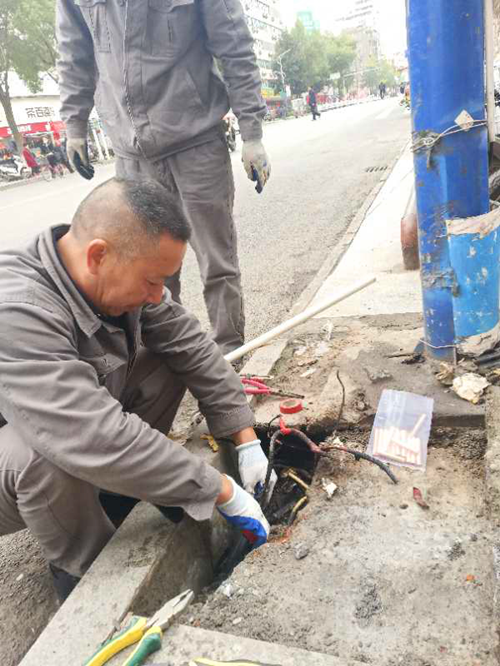 縣城管局執法局路燈所：檢修路燈迎春節